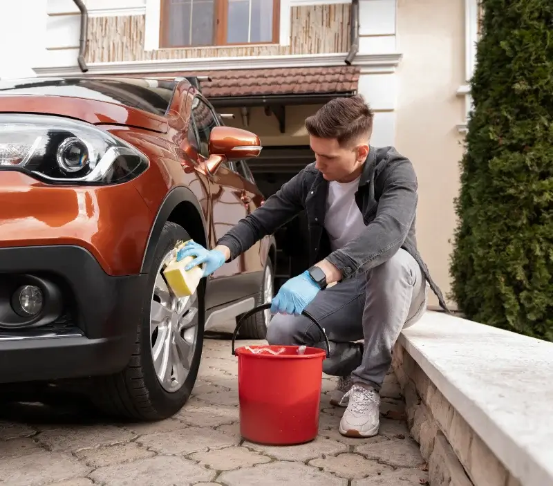 Lavage auto à domicile Les Martys : professionnel intervenant sur un véhicule